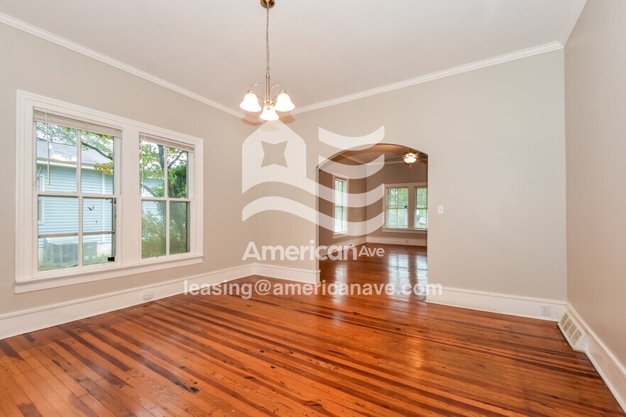 Building Photo - 3213 River Dr