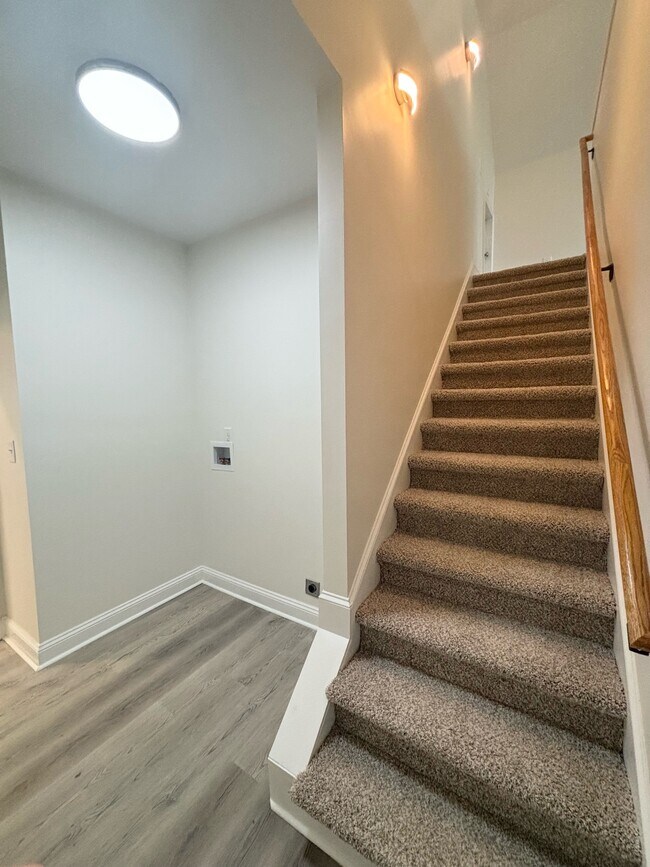 Building Photo - 645 Glensford Dr