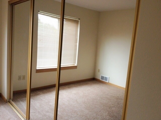 Building Photo - 4980 S Landing Dr