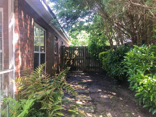 Building Photo - Available now! Evans Home in Greenbrier School District!