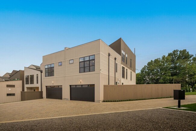 Building Photo - 2305 Eastland Ave