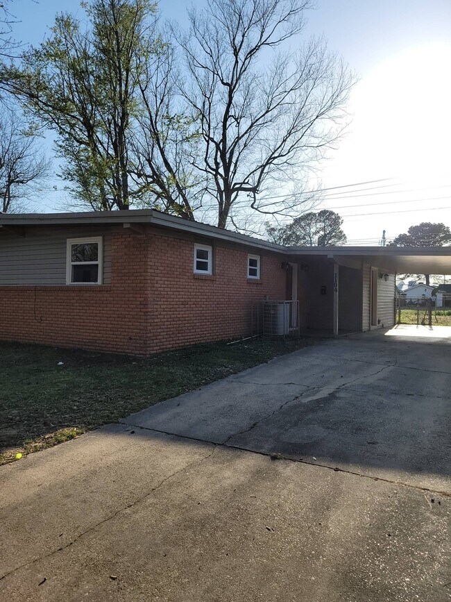 Building Photo - 1104 Bloomfield Dr