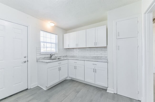 Building Photo - 8229 Carolwood Dr