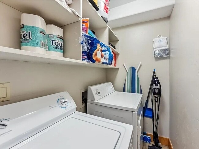 Building Photo - Long Term Rental- Woodworks 6726