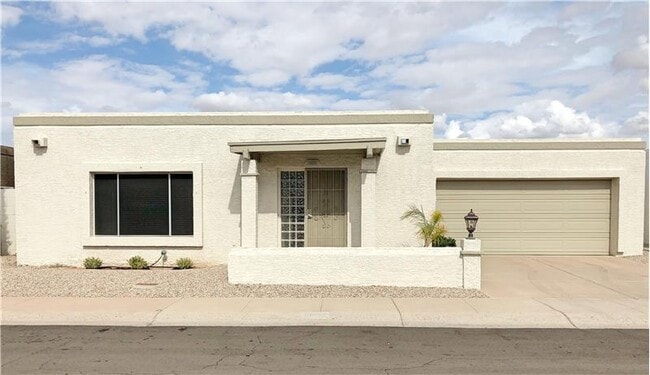 Primary Photo - 1002 E Michelle Dr
