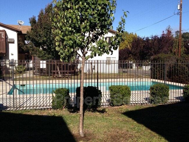 Building Photo - 7464 Santa Ysabel Ave