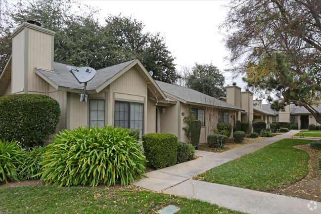 Building Photo - Myerwood Apartment Homes