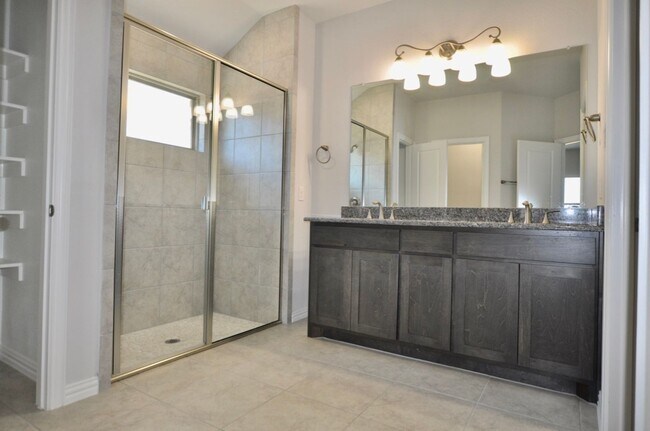 Building Photo - FOR LEASE! Charming 4 Bedroom - 2 Bathroom...