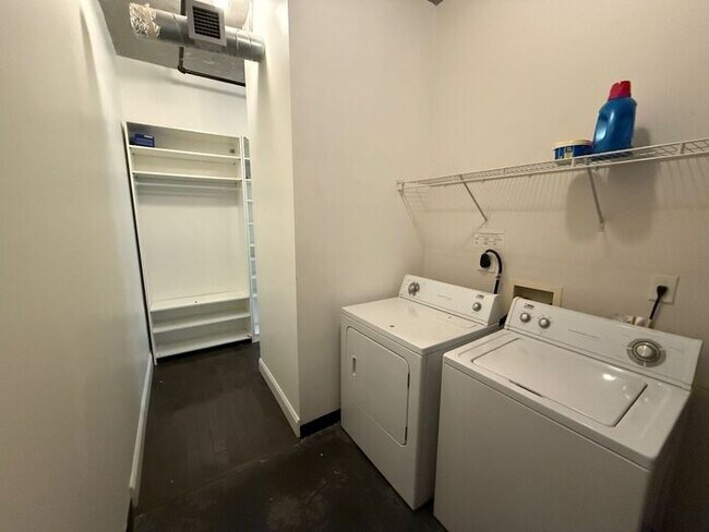Building Photo - Modern Loft Living in the Heart of Downtow...