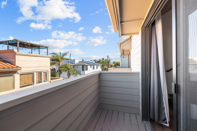 Building Photo - 733 Seacoast Dr