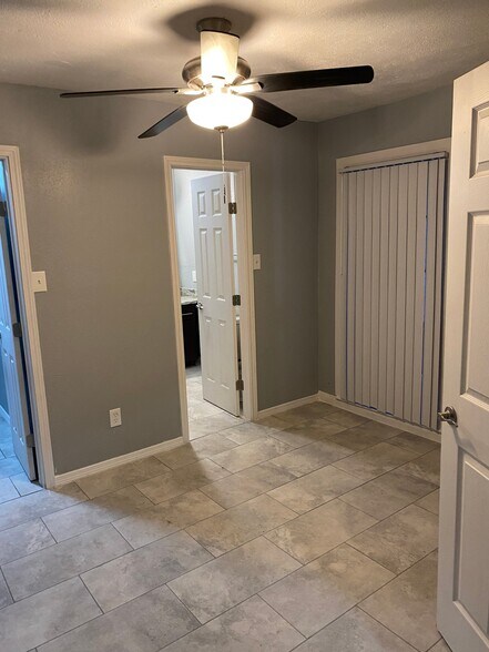 Building Photo - 418 E 1st St