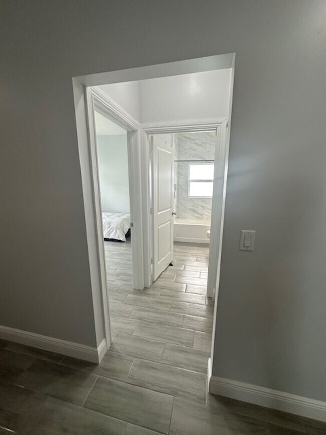 Building Photo - 3 Bedroom 2 Bath 1 Car Garage