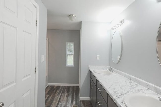 Building Photo - 55 Peachtree Dr
