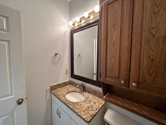 Building Photo - IMMEDIATE MOVE IN - 2 bed 2 bath