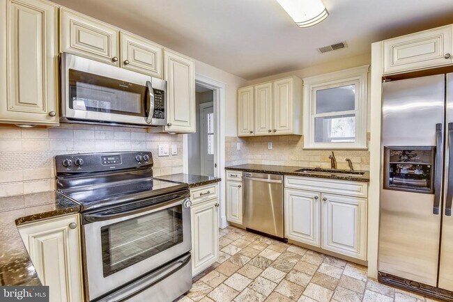 Building Photo - 214 E Monroe Ave