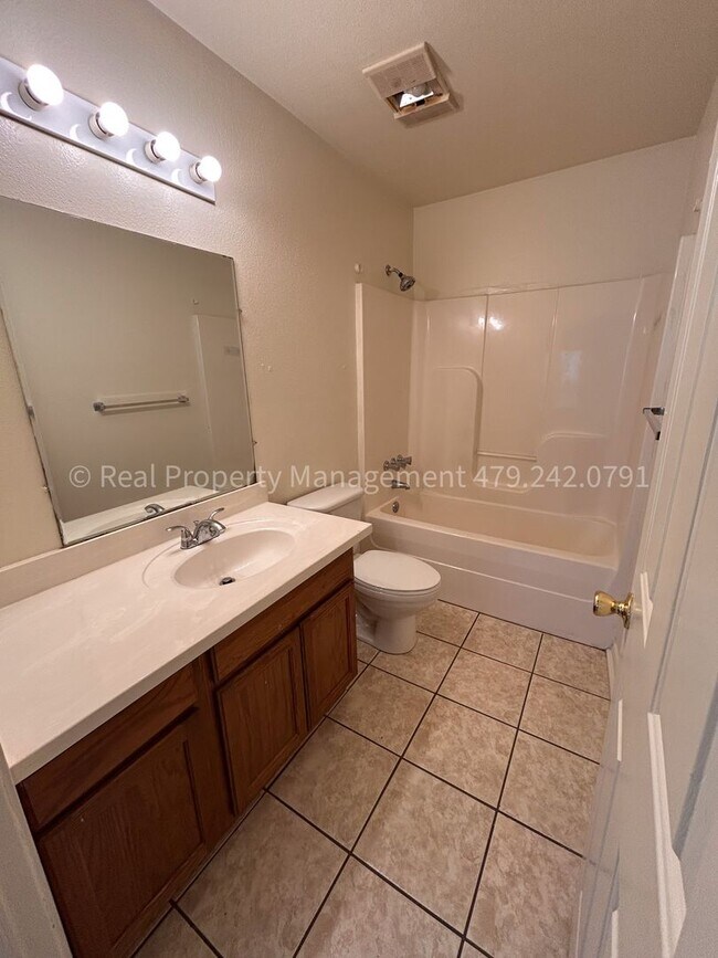 Building Photo - Move In Ready!! Cozy 3 Bed 2 Bath Duplex!
