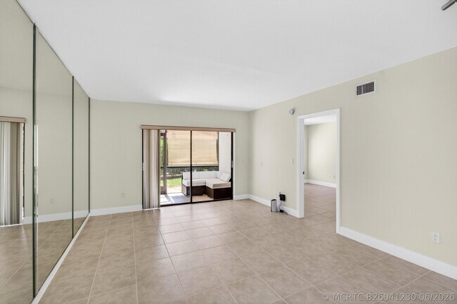 Building Photo - 351 Club Cir