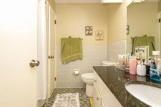 Building Photo - 2 bedroom 1.5 bath townhome in Hillcrest