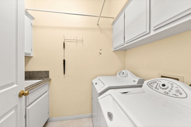 Building Photo - 2663 Yellowwood Dr