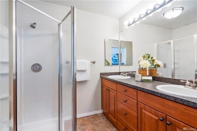Building Photo - Charming 2 Bed 2 Bath Condo in Sought After Redmond