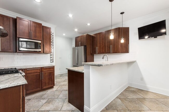 Building Photo - 106 E Gates St