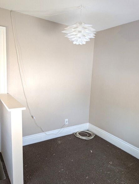 Building Photo - 5313 Broadway