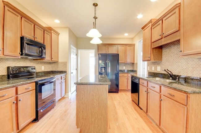 Building Photo - Four Bedroom with Bonus!
