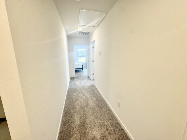 Building Photo - Brand new townhome - Perfect for students or families