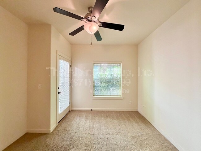 Building Photo - 657 NE Garswood Ln