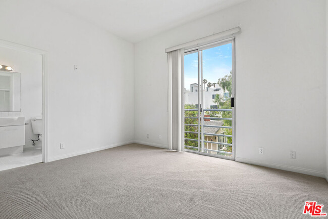 Building Photo - 1325 Arizona Ave