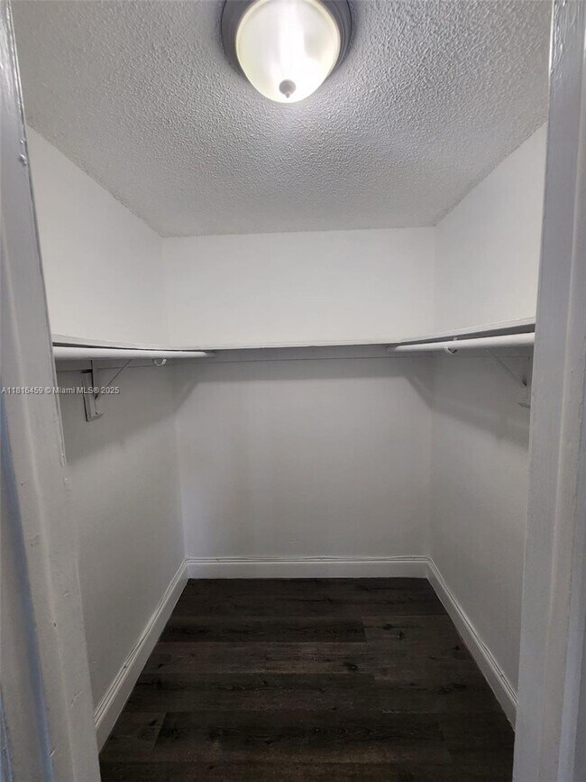 Building Photo - 4117 Woodside Dr