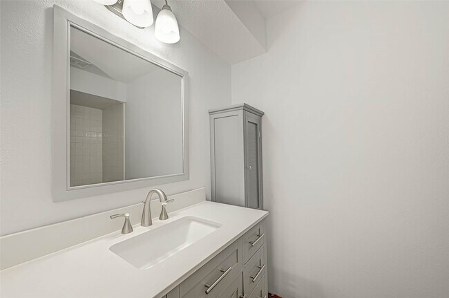 Building Photo - 1110 W Tri Oaks Ln