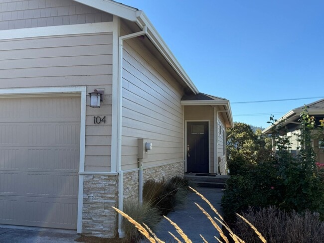 Building Photo - Application Pending - 2 Bedroom Townhouse For Rent In White Salmon