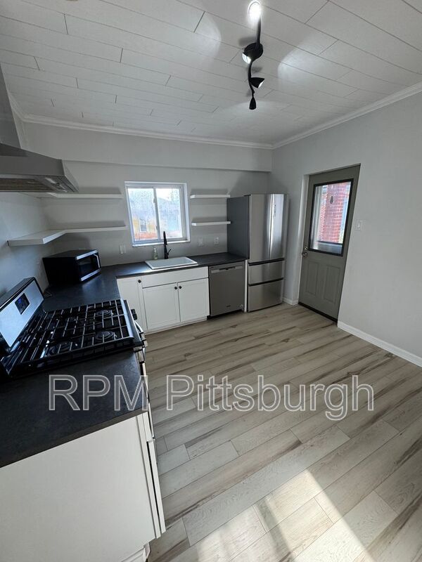 Building Photo - 210 18th St