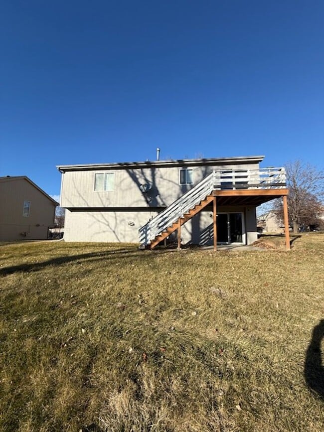 Building Photo - Comfortable & Convenient 3 Bedroom Near Recreation & Trails!!