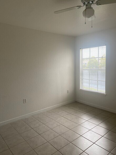 Building Photo - 8933 Manor Loop