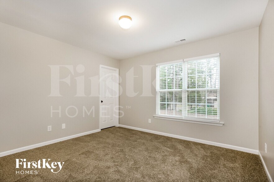 Building Photo - 1817 Elizabeth Oaks Ave