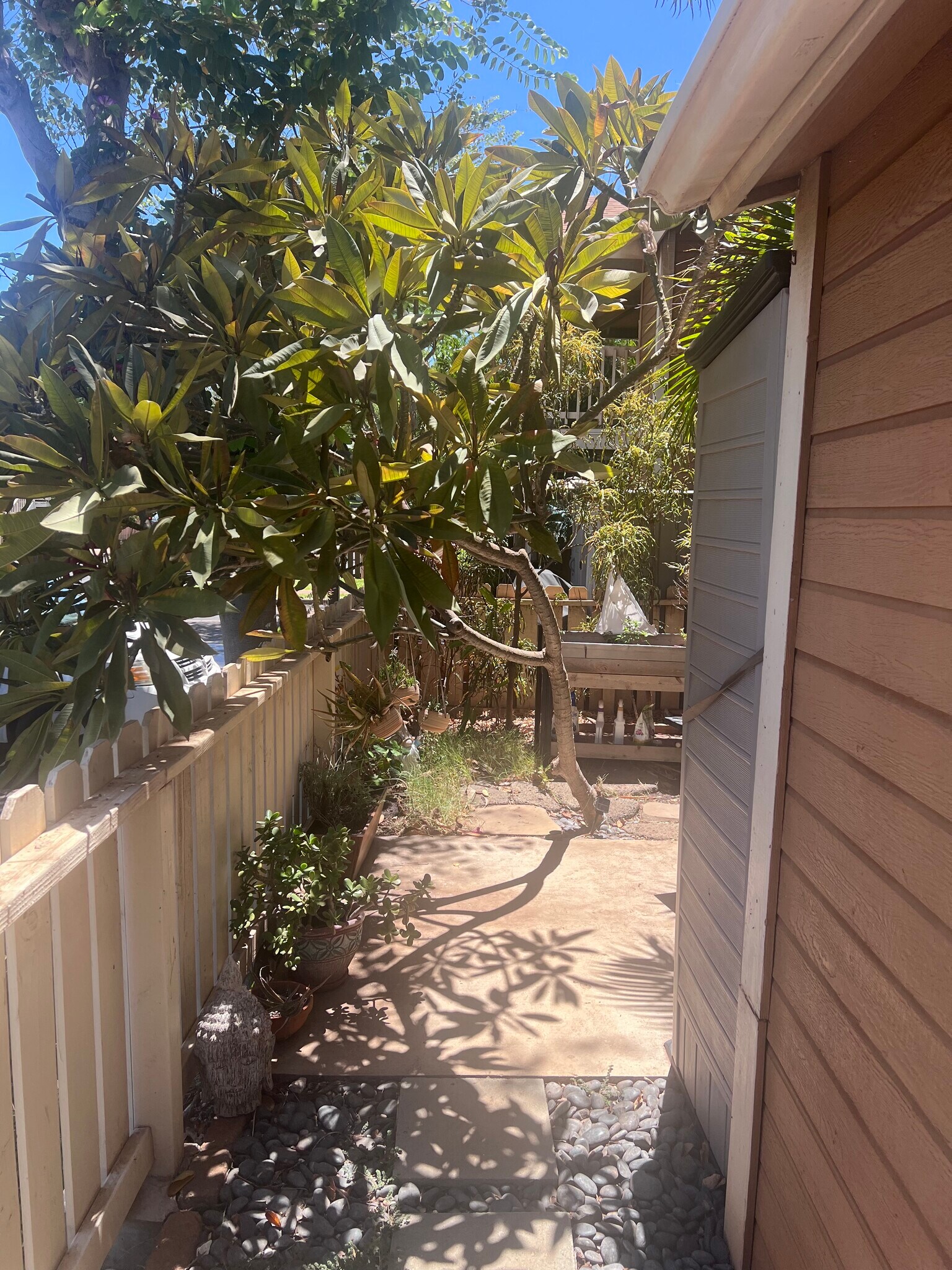 Private garden - 140 Uwapo Rd