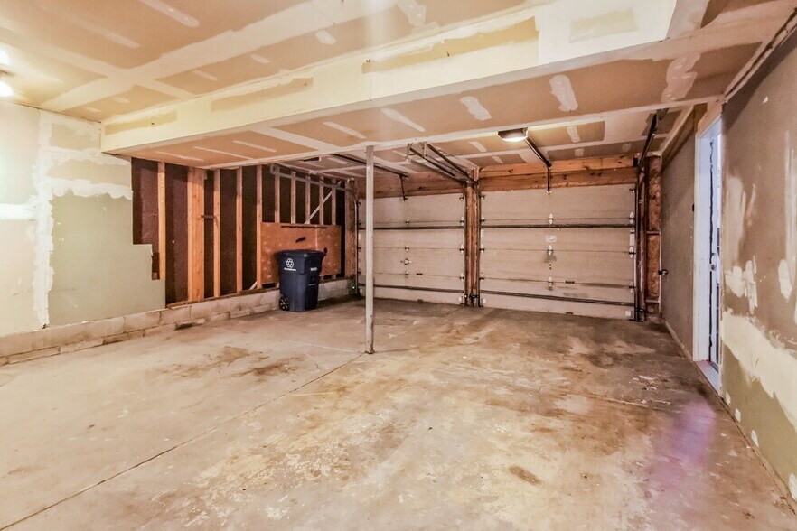 Building Photo - 3255 Bluhm Ct