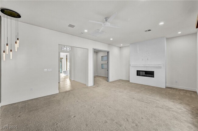 Building Photo - 68 Grey Feather Dr