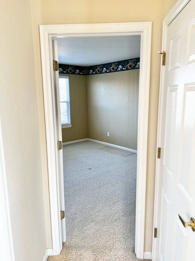 Building Photo - 4 bed, 3 bath Home in Huntington Hills Nei...