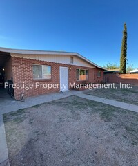 Building Photo - Centrally located 4/2.5 Brick House!!!