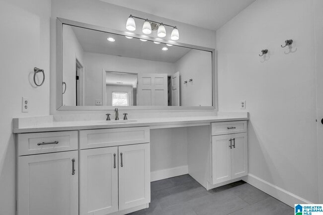 Building Photo - 25 The Falls Dr