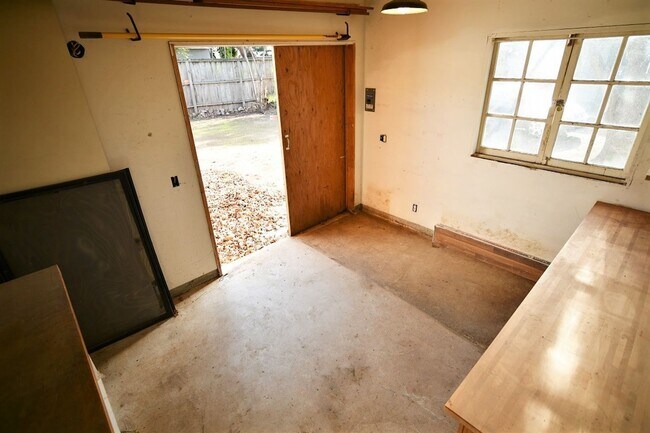 Building Photo - 6632 Simson St