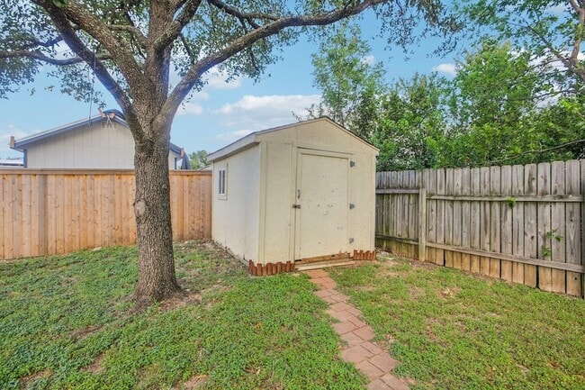 Building Photo - 1605 Lantern Light Dr