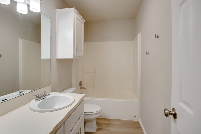Building Photo - Freshly Updated 3/2/1 in Shadow Hills!