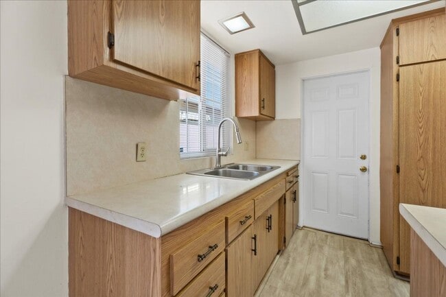 Building Photo - Spacious 3 Bed 2 Bath House w/ Central A/C...
