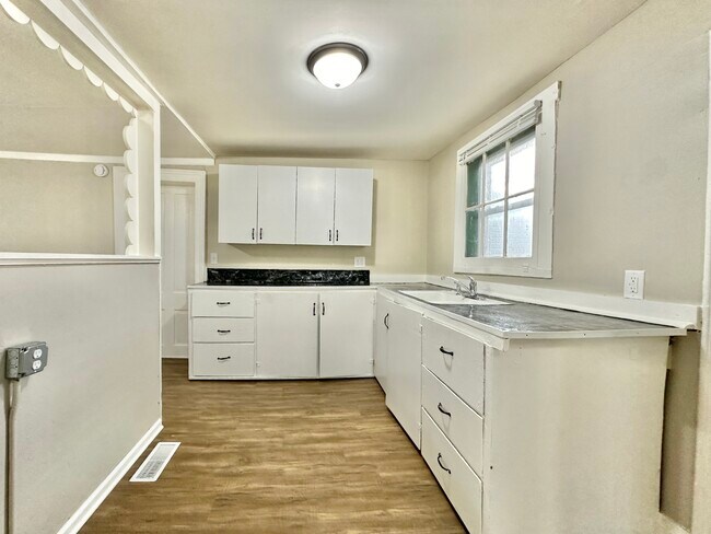 Building Photo - 706 Bluff St