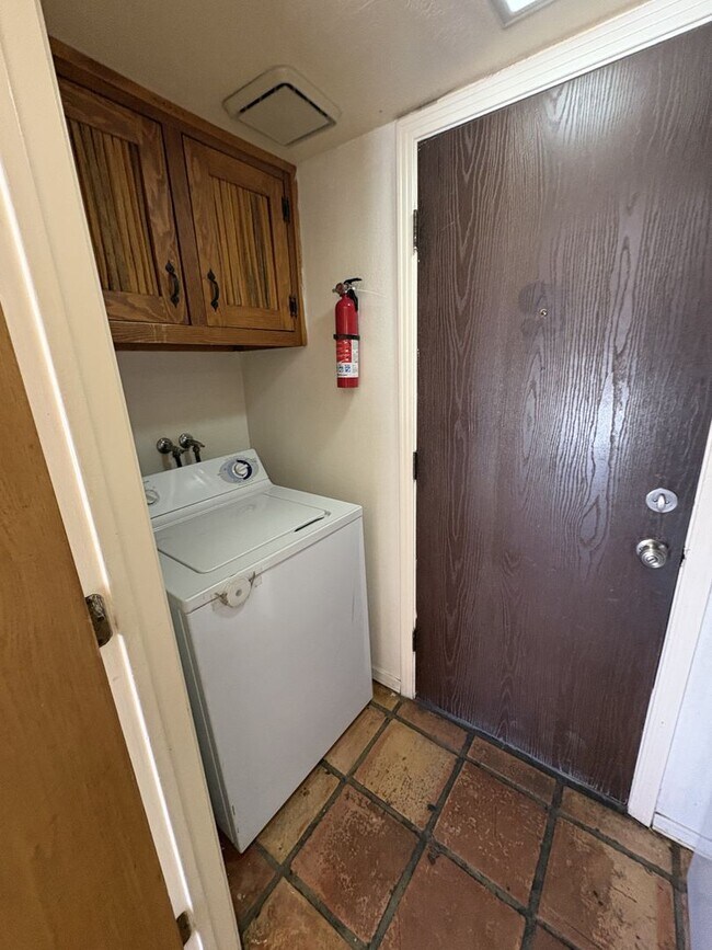 Building Photo - Convenient location in Midvale Park Close to all your needs