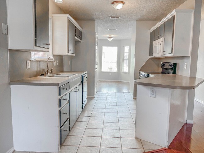 Building Photo - Beautiful Home Available 08/10!